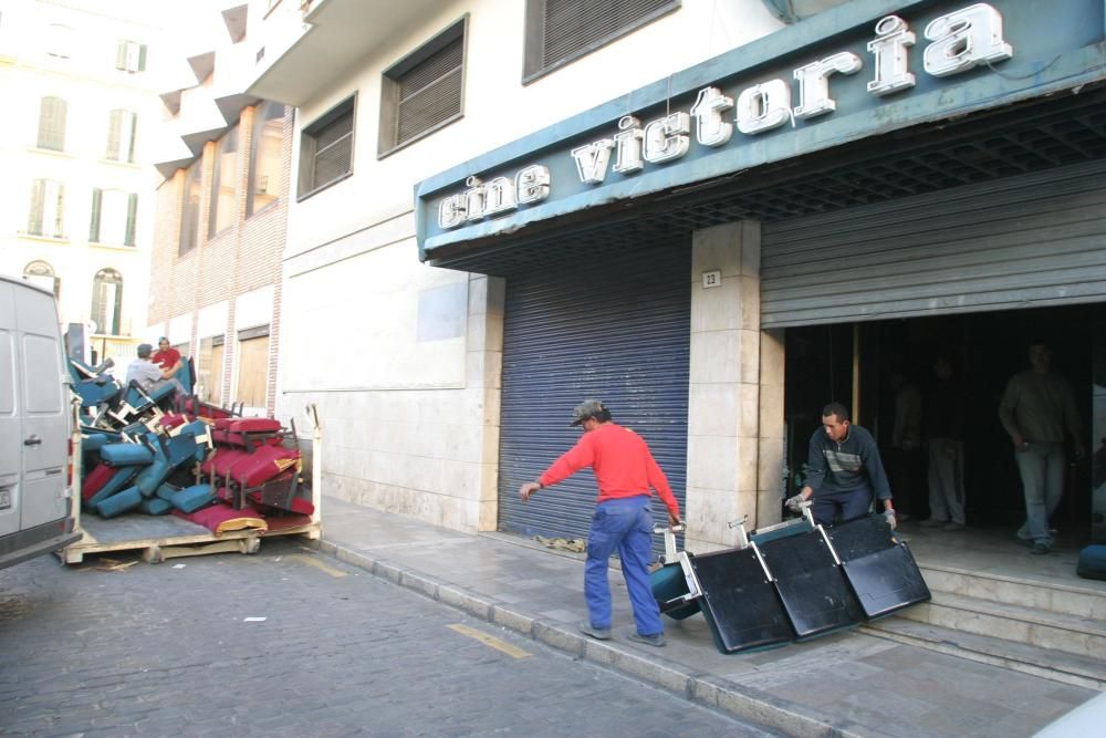 Desalojo del cine Victoria tras su cierre.