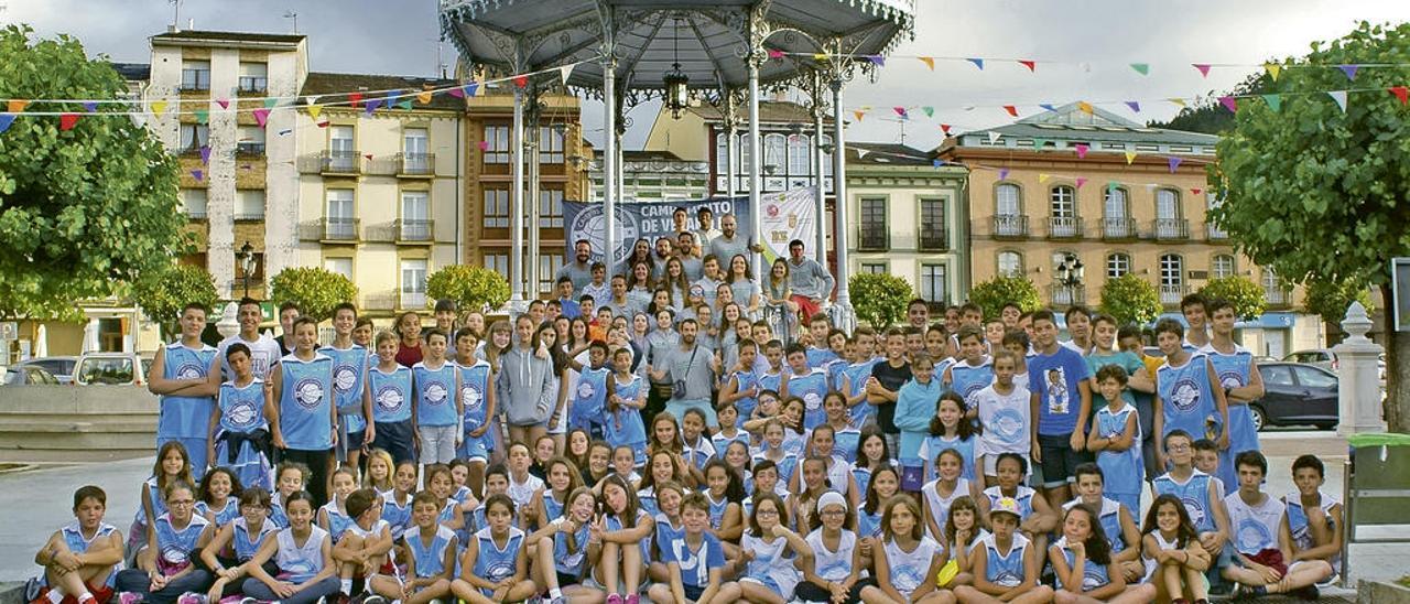 Foto de familia de los participantes en esta edición en el veigueño parque del Medal.