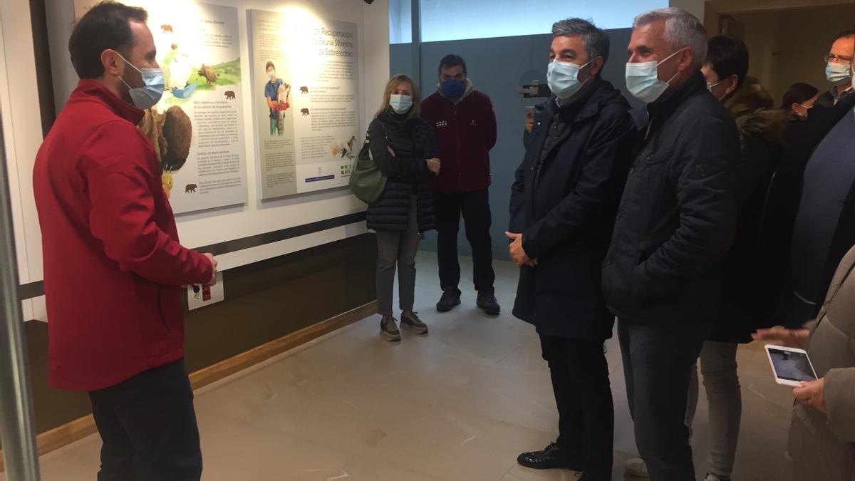 El consejero, Alejandro Calvo, con otras autoridades, en la inauguración del centro.