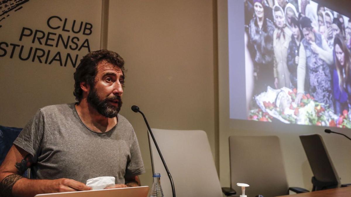 Manu Brabo, ayer, durante la charla que ofreció en el Club Prensa Asturiana. | Luisma Murias