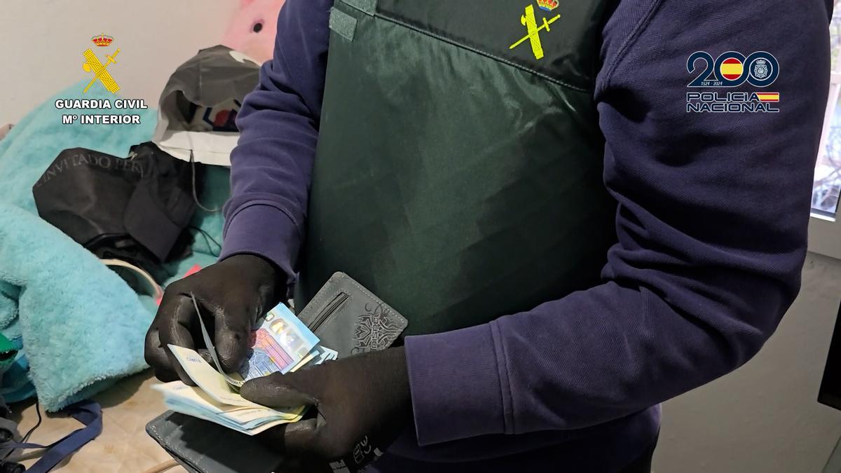 Uno de los agentes de la operación conjunta entre Guardia Civil y Policía Nacional que ha desarticulado una banda de aluniceros con presencia en Córdoba.