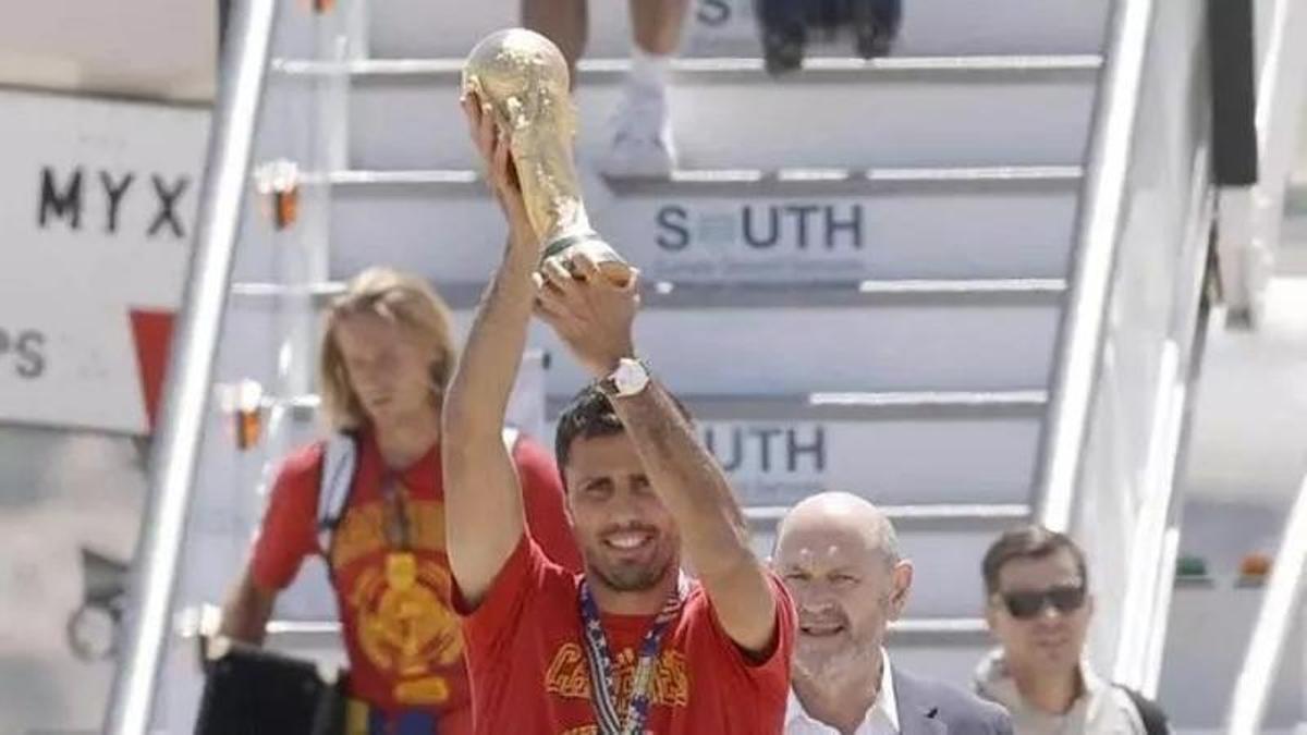 Kapitän Rodri mit dem WM-Pokal nach der Ankunft in Madrid.