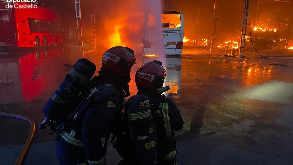 Bomberos intervienen en un incendio industrial en una empresa de autobuses en La Vall d'Uixó