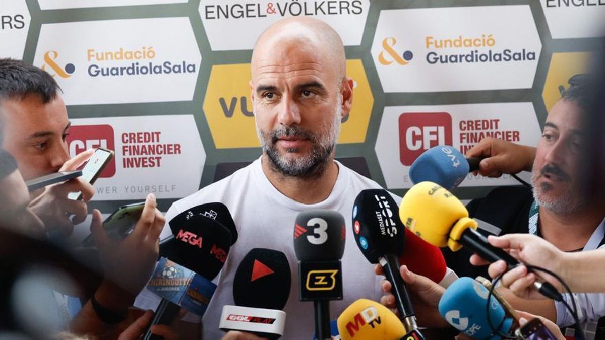 Guardiola atiende a los periodistas en el club de golf Empordà.