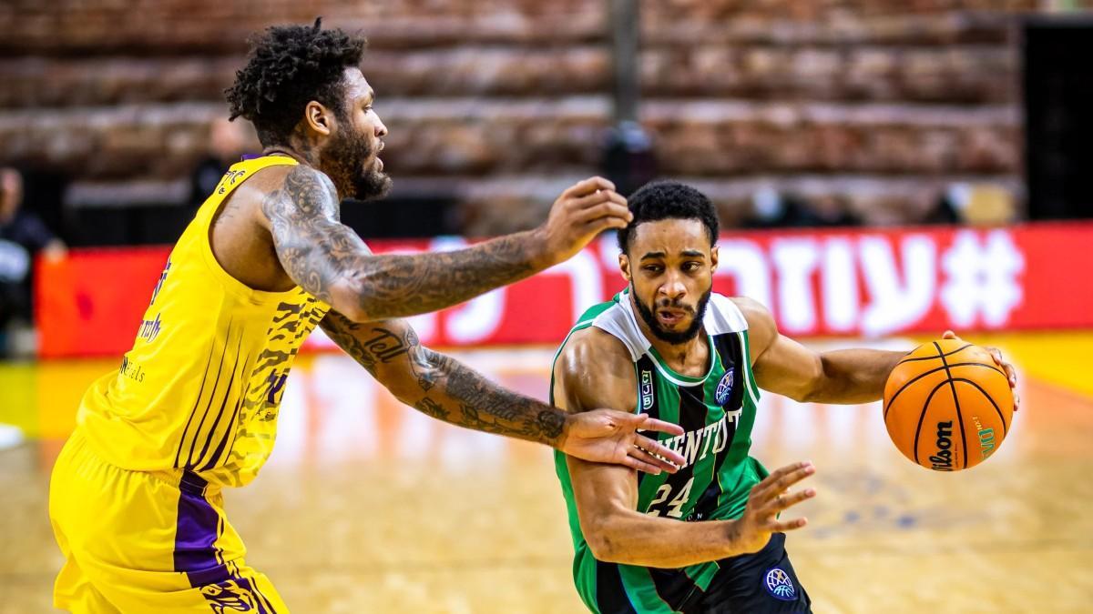 Cameron Hunt, ante el Hapoel Holon en el partido de la primera vuelta