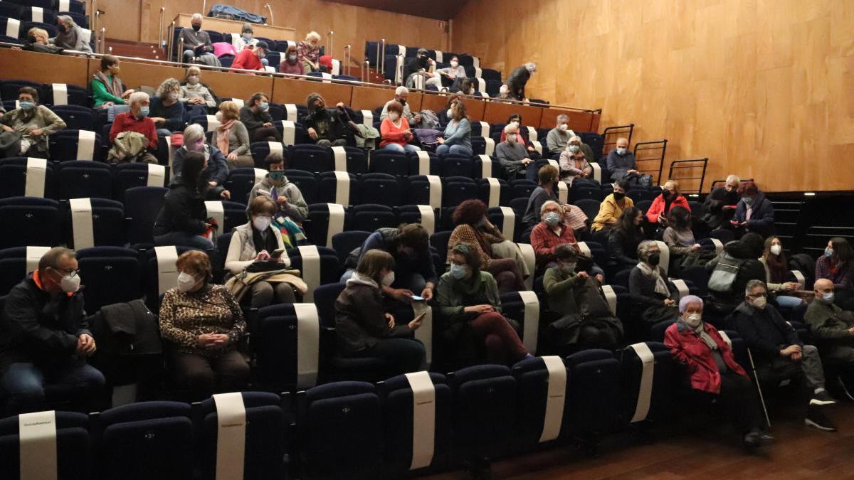 El pati de butaques de l&#039;auditori de l&#039;Ateneu de Banyoles pràcticament ple minuts abans de la tercera sessió del cicle Gaudí