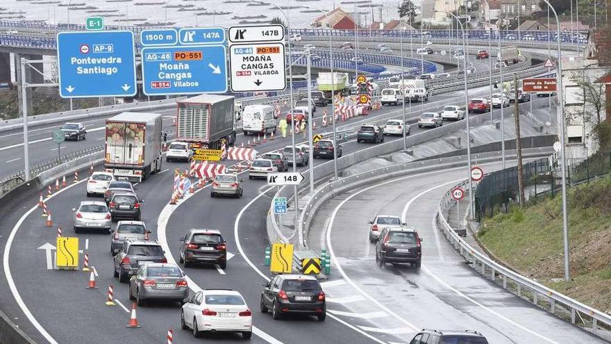 El puente registró ayer varios embotellamientos, tanto en sentido a Pontevedra como a Vigo. // R. Grobas