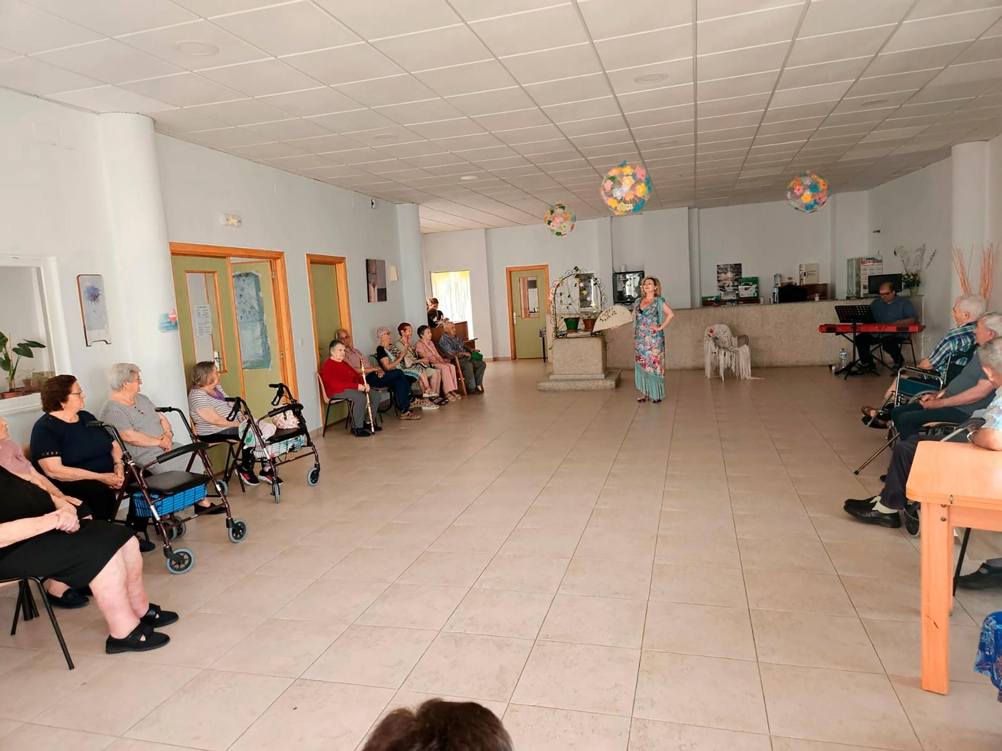Pilar Boyero inaugura el ciclo de conciertos 'Te recuerdo: La memoria de un pueblo' en los pisos tutelados de Zarza la Mayor