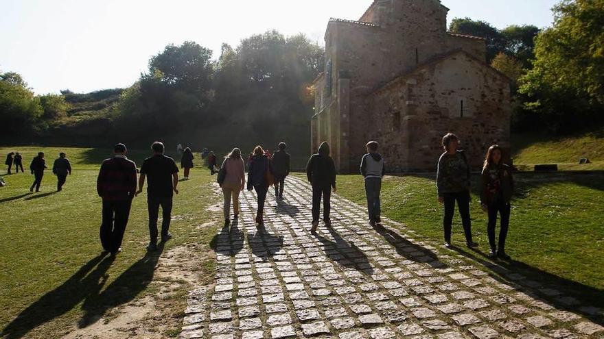 Un grupo de visitantes acude a la iglesia de San Miguel de Lillo, en Oviedo.