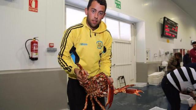 Subasta de centollo en la lonja de O Grove