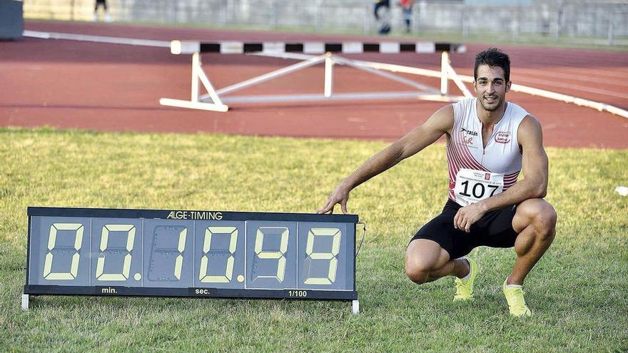 Javier Cancela posa con el marcador que refleja su registro en el Trofeo Ciudad de Vigo. // Fotocarlosgrafias.com