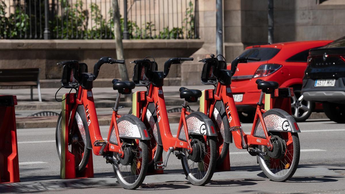 Archivo - Varias bicicletas eléctricas de Bicing aparcadas