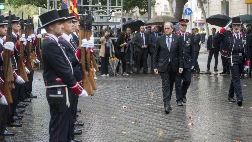 El Govern abre las ofrendas con el himno español sonando desde un balcón