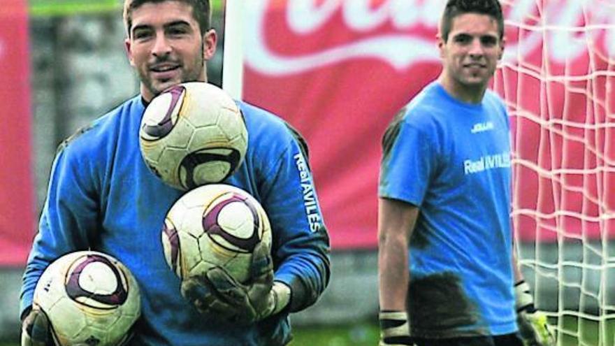 David Alemán prepara los balones para un ejercicio durante un entrenamiento.