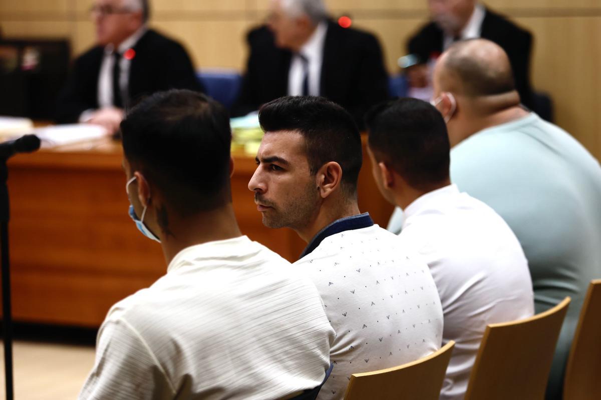 Los cuatro acusados llevados a juicio por la violación grupal a una menor de 14 años en la Vall d'Albaida.