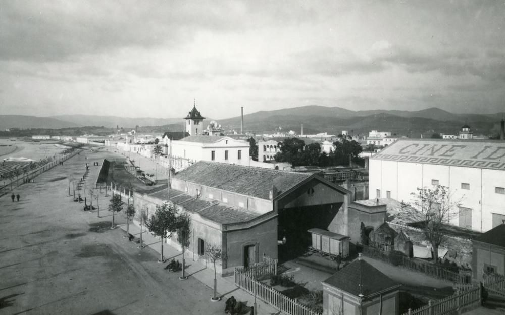 Vista de la platja de Palamós a principis de segle XX, amb l’estació del tramvia de l’Empordà a la dreta.
