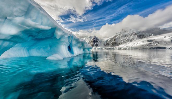 Iceberg flota en Andord bahía de Graham tierra, la Antártida