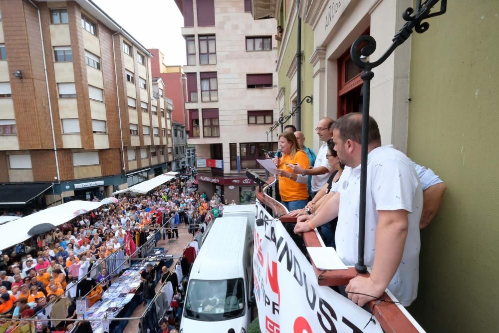 Siete mil personas claman en Langreo contra el cierre de Vesuvius