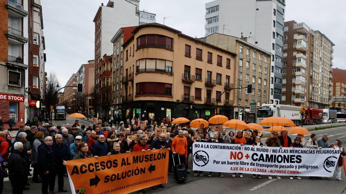 VÍDEO: Los vecinos de La Calzada vuelven a la calle y avisan que no pararán hasta tener respuesta del ministro Puente: "Tiene una obligación moral con nosotros"