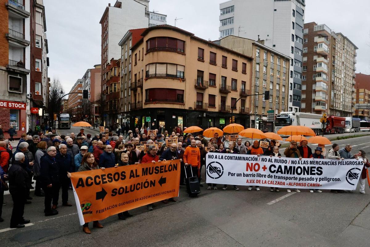 EN IMÁGENES: Los vecinos de La Calzada vuelven a la calle y avisan que no pararán hasta tener respuesta del ministro Puente: "Tiene una obligación moral con nosotros"