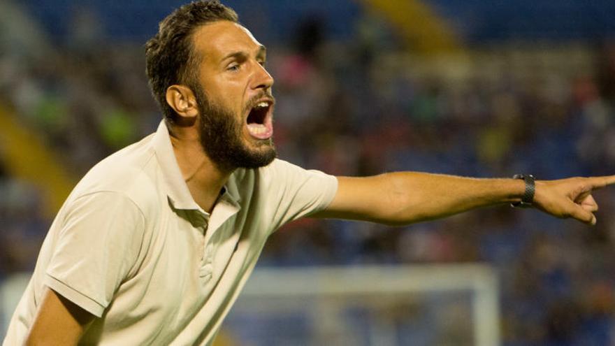 Lluís Planagumà da instrucciones durante el Hércules-Ontinyent que abrió la Liga