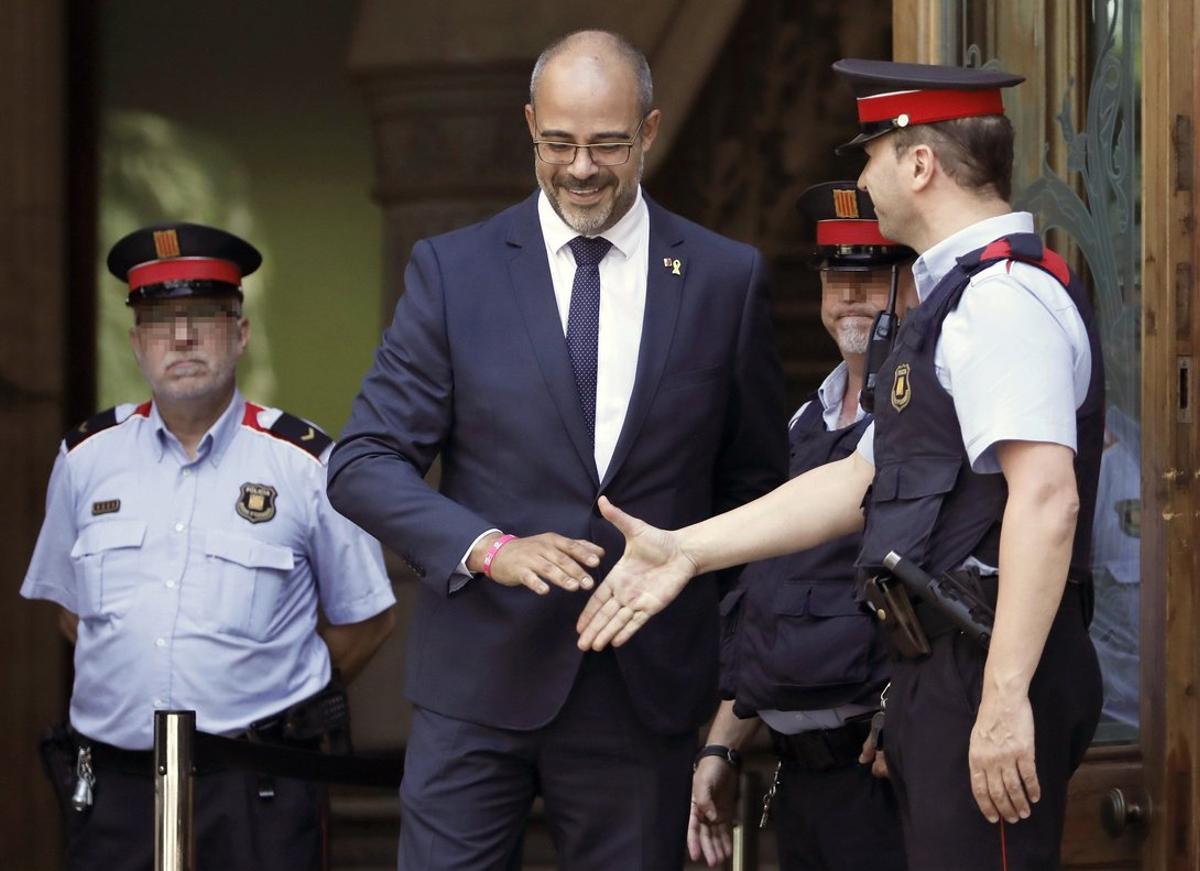 GRAFCAT2396. BARCELONA, 16/07/2019.- El conseller de Interior, Miquel Buch, a su salida del Tribunal Superior de Justicia de Cataluña (TSJC), donde se ha desentendido este martes de la cesión y apertura de colegios del 1-O en Premià de Mar (Barcelona) cuando era alcalde de esta localidad y ha alegado que su apoyo al referéndum fue meramente político. EFE/ Andreu Dalmau