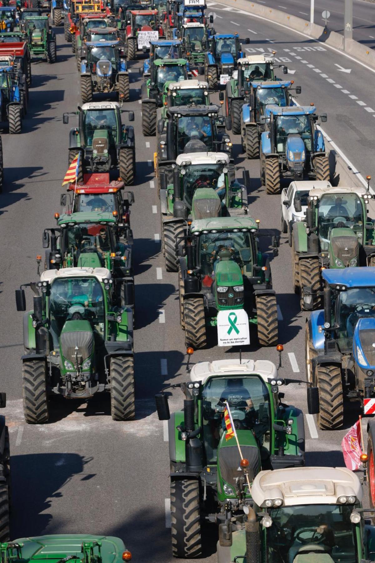 Tractores a su entrada a Barcelona por la Meridiana