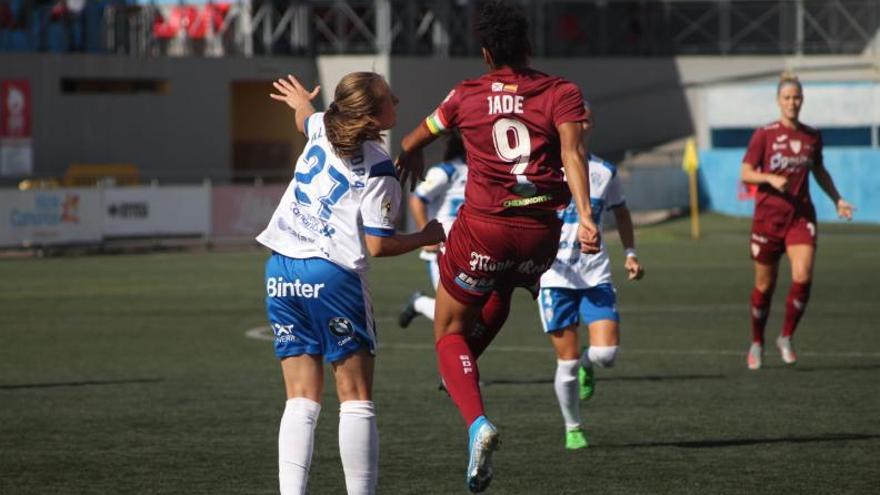 La defensa del UDG Tenerife Aleksandra busca el balón ante la capitana del cuadro riojano, Jada. | | E.D.