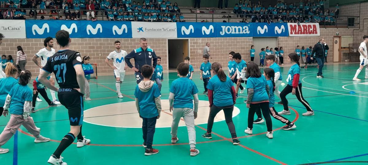 Escolares de Toro disfrutan de una mañana de fútbol sala con los Mega Cracks del Inter Movistar