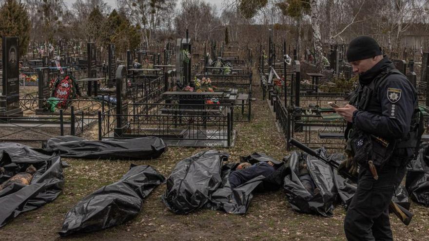 Cadàvers amuntegats a Butxza | EFE/ROMAN PILIPEY