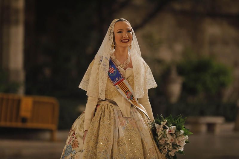 Marina Civera y su corte de honor en la Ofrenda de las Fallas 2019.