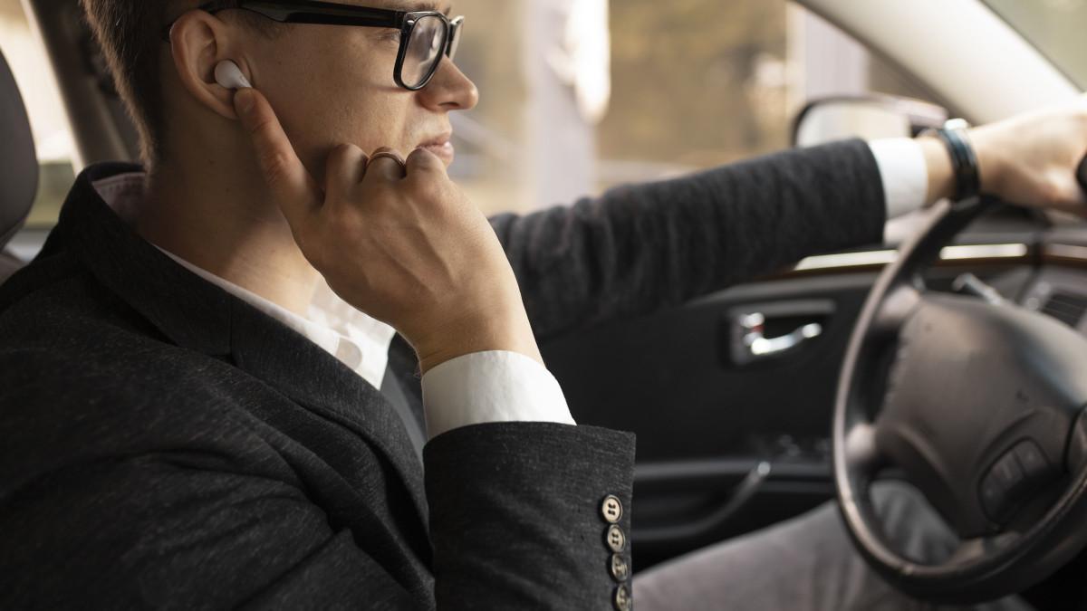 No está permitido conducir con cascos