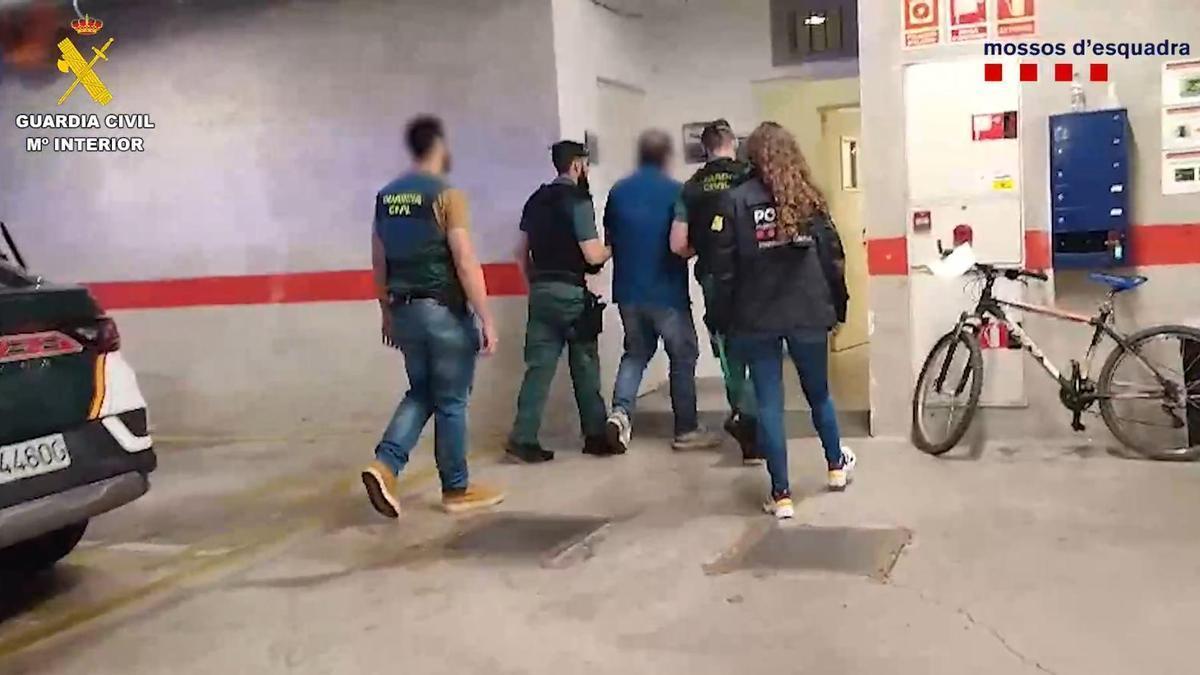 Guardias y mossos conducen a uno de los ciberestafadores detenidos en Tarragona