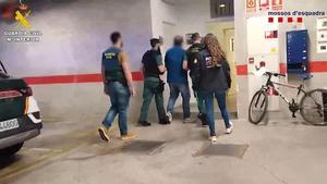 Guardias y mossos conducen a uno de los ciberestafadores detenidos en Tarragona
