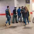 Guardias y mossos conducen a uno de los ciberestafadores detenidos en Tarragona