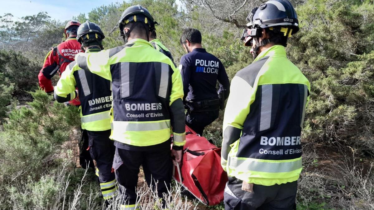 La excursionista herida fue trasladada en camilla hasta una ambulancia. | BOMBEROS DE EIVISSA