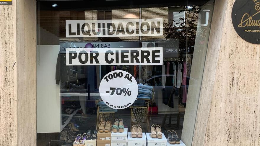 Ropa y zapatos al 70% de descuento por el cierre de un comercio en Zamora