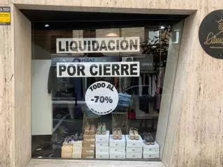 Ropa y zapatos al 70% de descuento por el cierre de un comercio en Zamora
