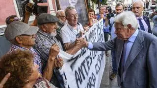 "Nos duele mucho lo que dices": militantes históricos afean a Felipe González sus críticas a Sánchez