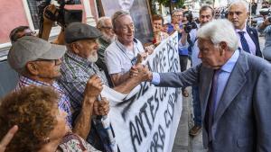 Felipe González saluda a simpatizantes del PSOE a su llegada a la entrega del Premio Iberoamericano Torre del Oro.