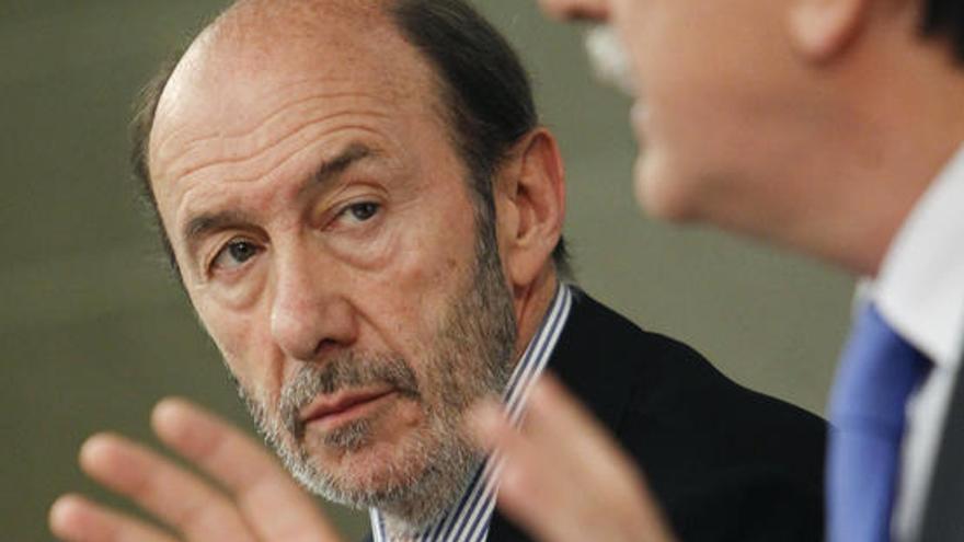 Rubalcaba y Valeriano Gómez, ayer, tras el Consejo de Ministros.  i EFE