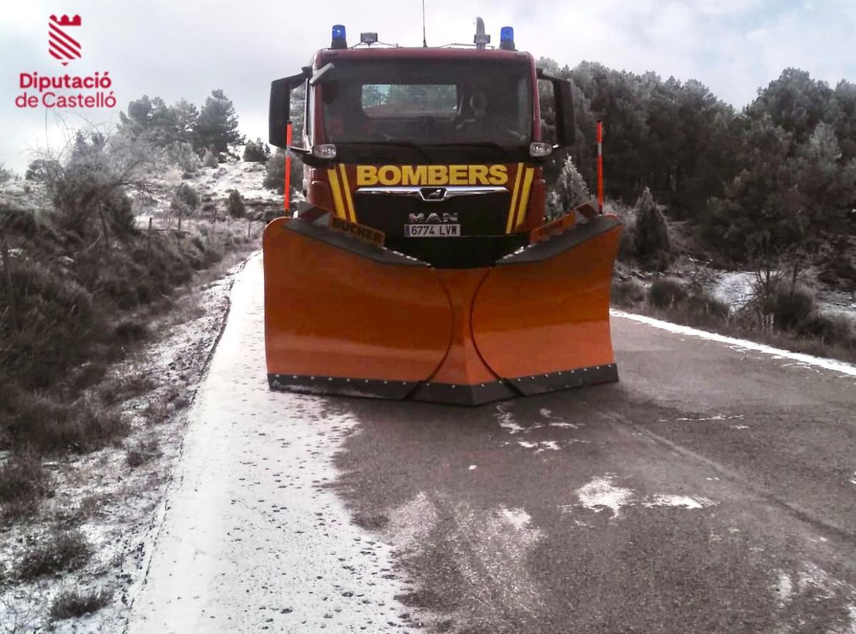 Bomberos de la Diputación de Castellón esparcieron sal para evitar la formación de placas de hielo