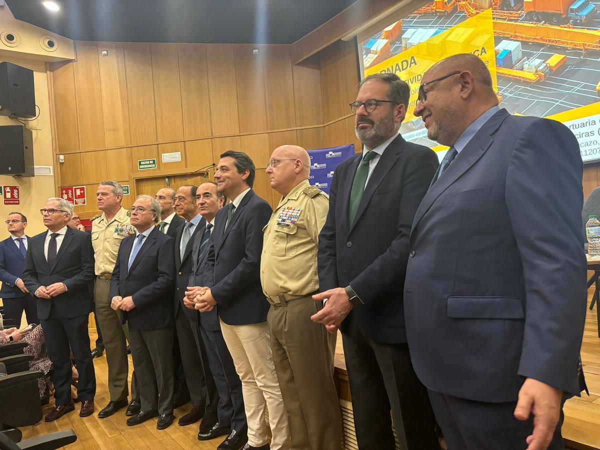 Autoridades civiles y militares participantes en el encuentro organizado por CECO en Algeciras.