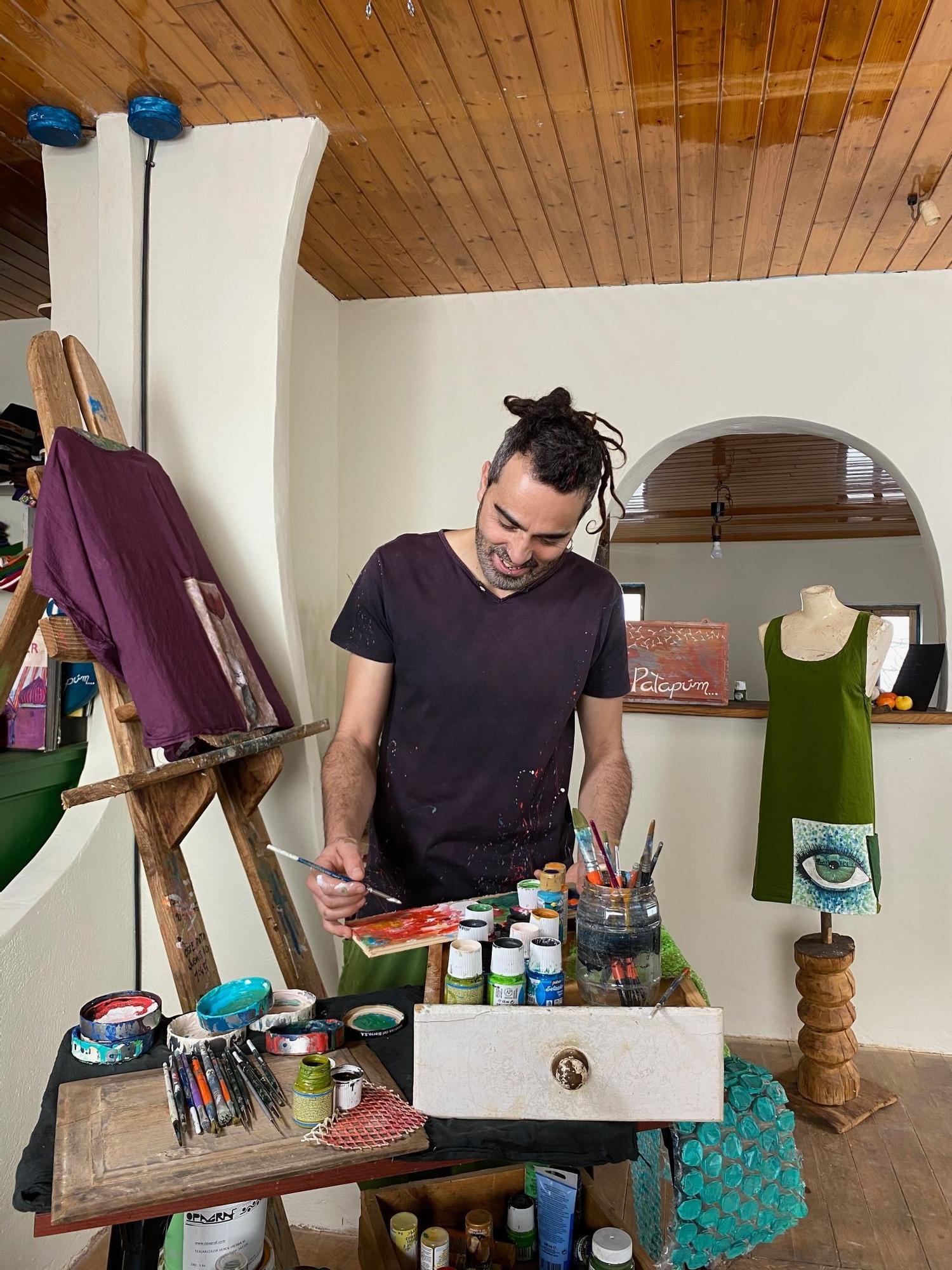 Ramiro entre pinceles en su taller de la aldea de Covas (Quiroga).