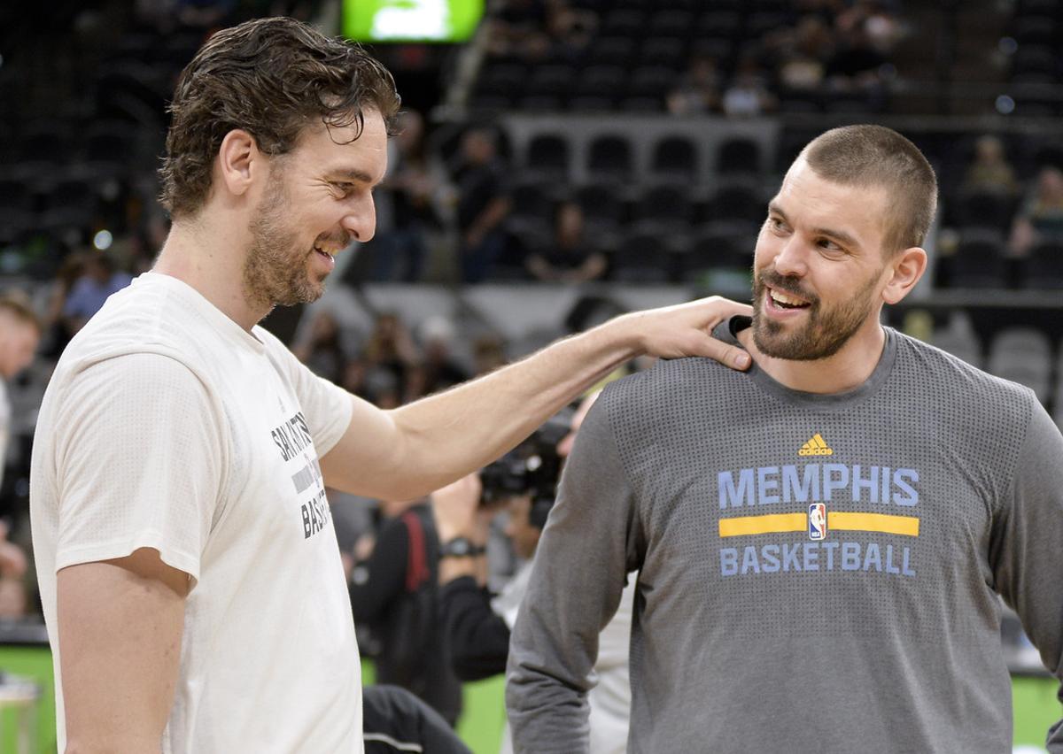 SAN04. SAN ANTONIO (TX, EE.UU.), 04/04/2017.- El jugador de Spurs Pau Gasol (i) conversa con su hermano Marc Gasol (d), de Grizzlies, hoy, martes 4 de abril de 2017, antes de un partido entre Grizzlies y Spurs por la NBA en San Antonio, Texas (EE.UU.). EFE/D. W. Abate