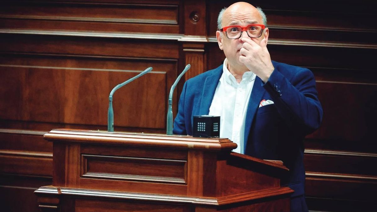 José Miguel Barragán, de CC, ayer en la tribuna del Parlamento.