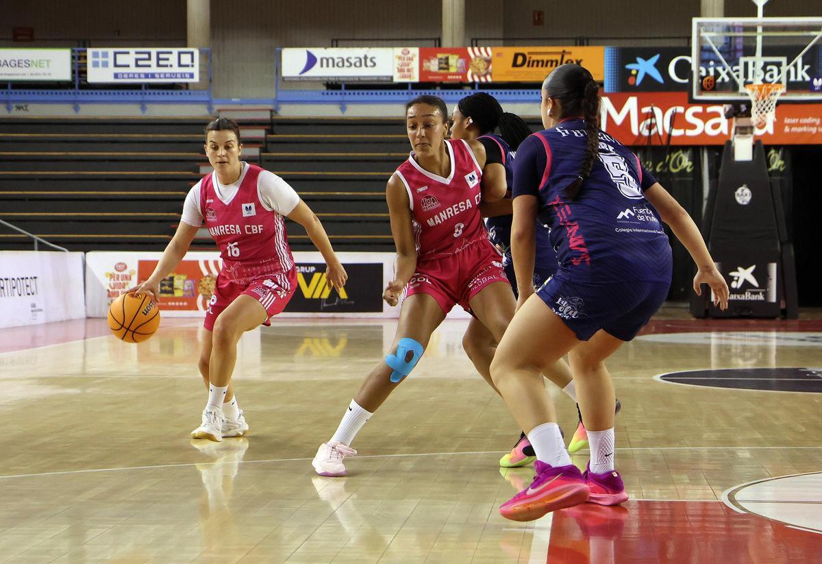 Mariona Teixidó i Maria Sall en una jugada de bloqueig directe