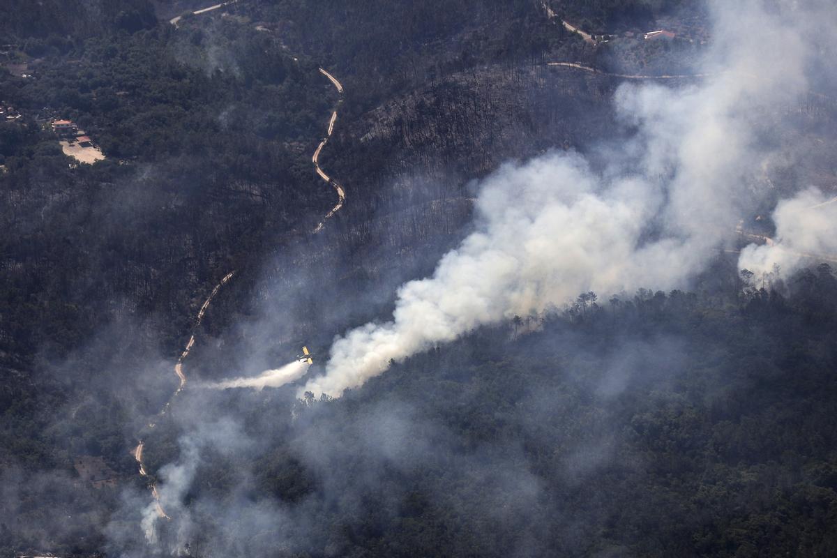 El fuego de Carrazeda De Ansiães (Portugal), visto desde un avión de las fuerzas aéreas portuguesas