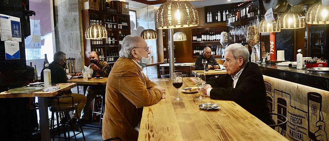 Clientes en el interior de un local de Pontevedra. |   // RAFA VÁZQUEZ