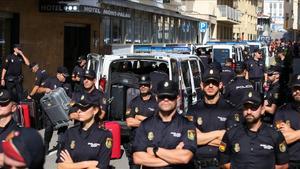 Policías nacionales en la localidad de Pineda de Mar.